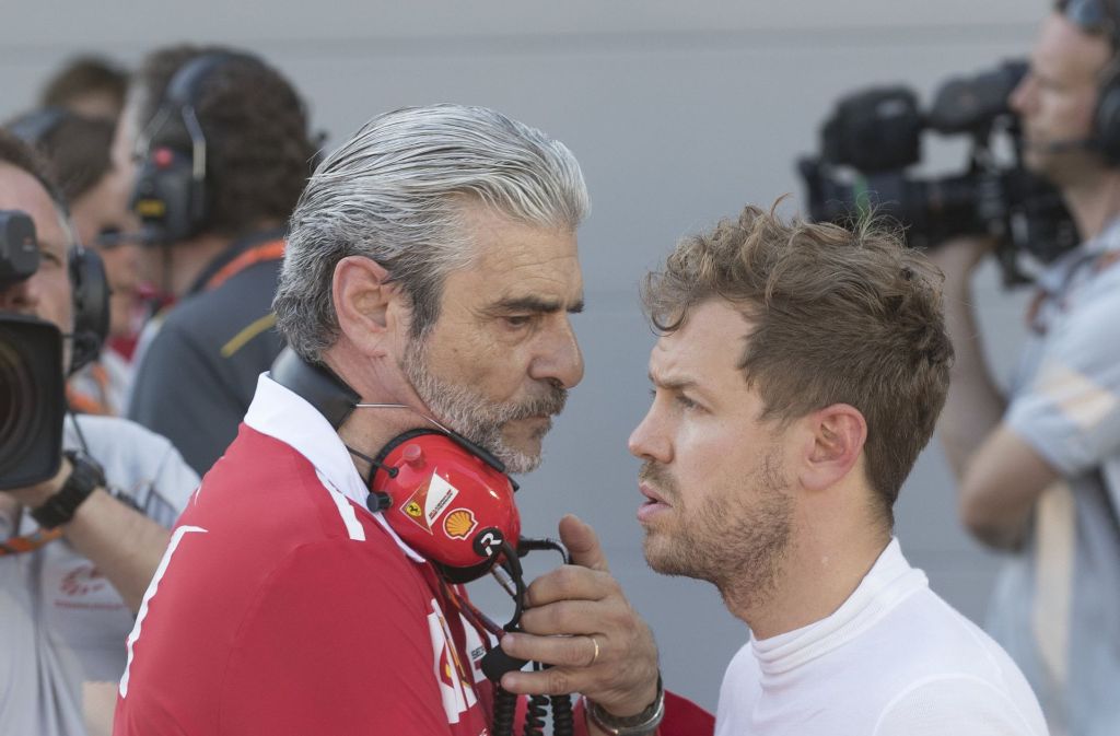 Der Ferrari-Teamchef Maurizio Arrivabene (links) nimmt sich Sebastian Vettel zur Brust. Foto: dpa