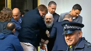 Der Wikileaks-Gründer Julian Assange bei seiner Verhaftung vor der ecuadorianischen Botschaft in London im April 2019 Foto: imago/Italyphotopress