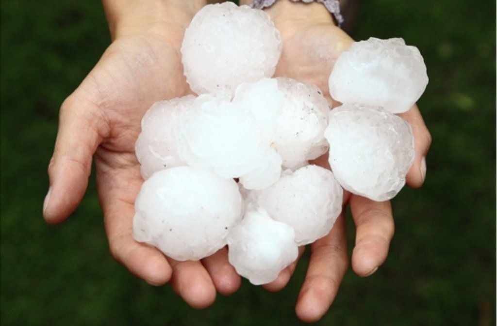 Eine Frau in Göppingen hat Hagelkörner in der Größe von Tischtennisbällen gesammelt – Ende Juli haben Unwetter große Schäden im Südwesten angerichtet.