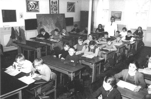 Zwischen 1945 und 1963 hat Kurt Helbig in Birkach unterrichtet. Das historische Bild zeigt ihn mit einer Schulklasse im Jahr 1961. Foto: privat