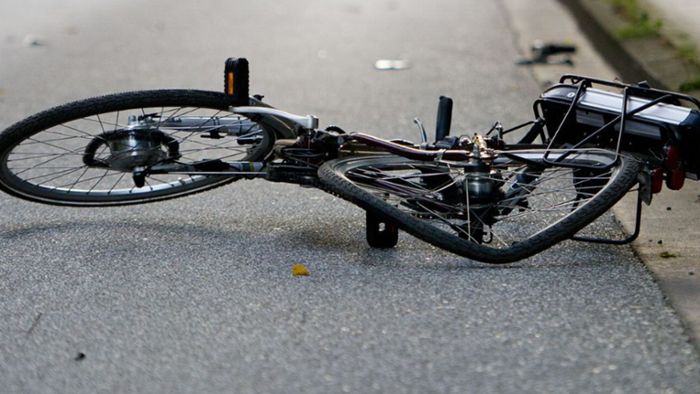 Fahrradfahrer kollidiert mit Pkw