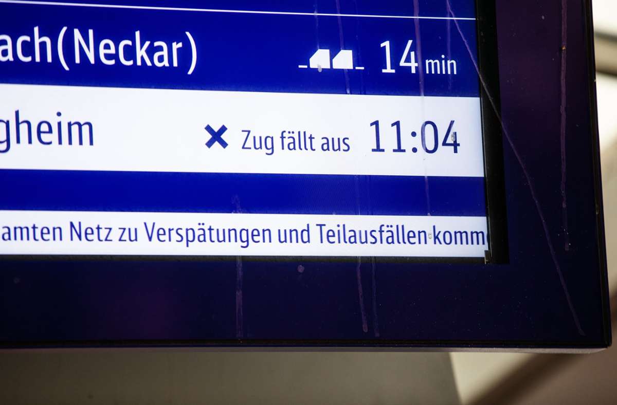 Wiederkehrende Anzeige: Zugausfälle bei der S-Bahn. Foto: Lichtgut/Christoph Schmidt