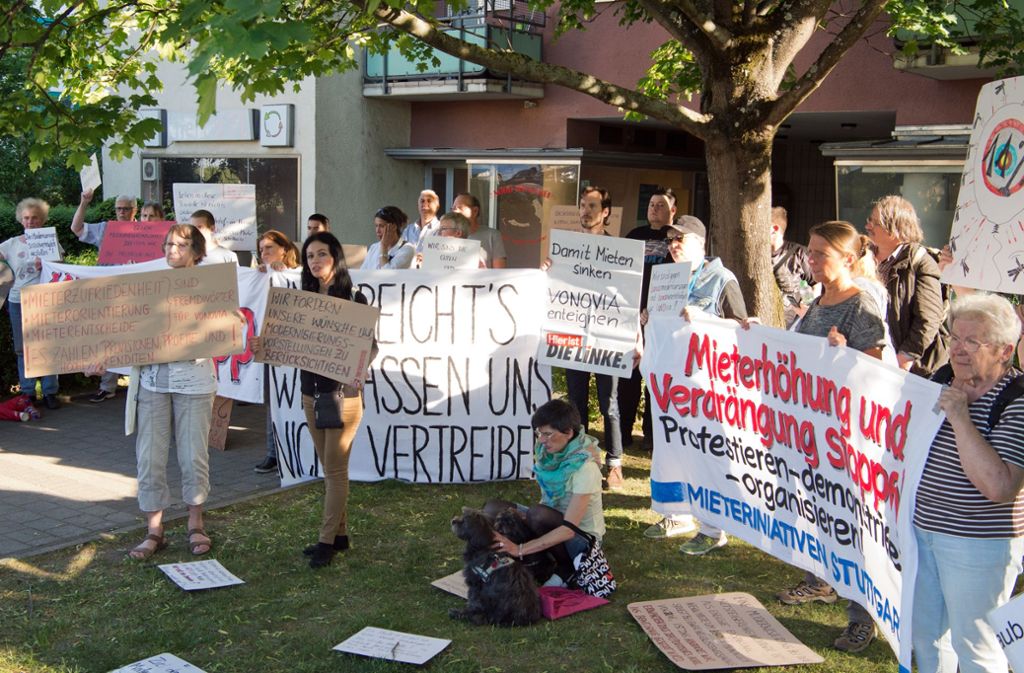 Vonovia-Mieter in Stuttgart protestieren gegen die Mietpreispolitik des Unternehmens. Foto: Lichtgut-Oliver Willikonsky