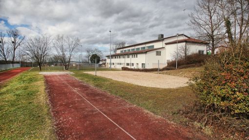 Für den Neubau der Gemeindehalle unterhalb der alten müssen auch einige der Sportanlagen verlegt werden. Foto: Ralf Poller/Avanti