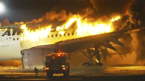 Nach einem Zusammenstoß auf dem Tokioter Flughafen Haneda gerieten zwei Flugzeuge in Brand. Foto: dpa/Uncredited