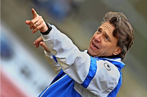 Die Stuttgarter Kickers um Trainer Horst Steffen verlieren mit 1:4 beim VfL Osnabrück.  Foto: Pressefoto Baumann