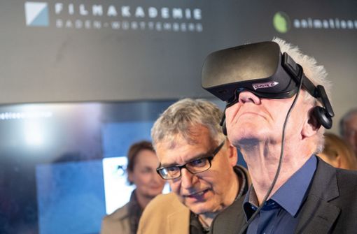 Im vergangenen Jahr war der baden-württembergische Ministerpräsident Winfried Kretschmann zu Besuch bei der FMX und testete eine VR-Simulation. Foto: dpa/Sebastian Gollnow