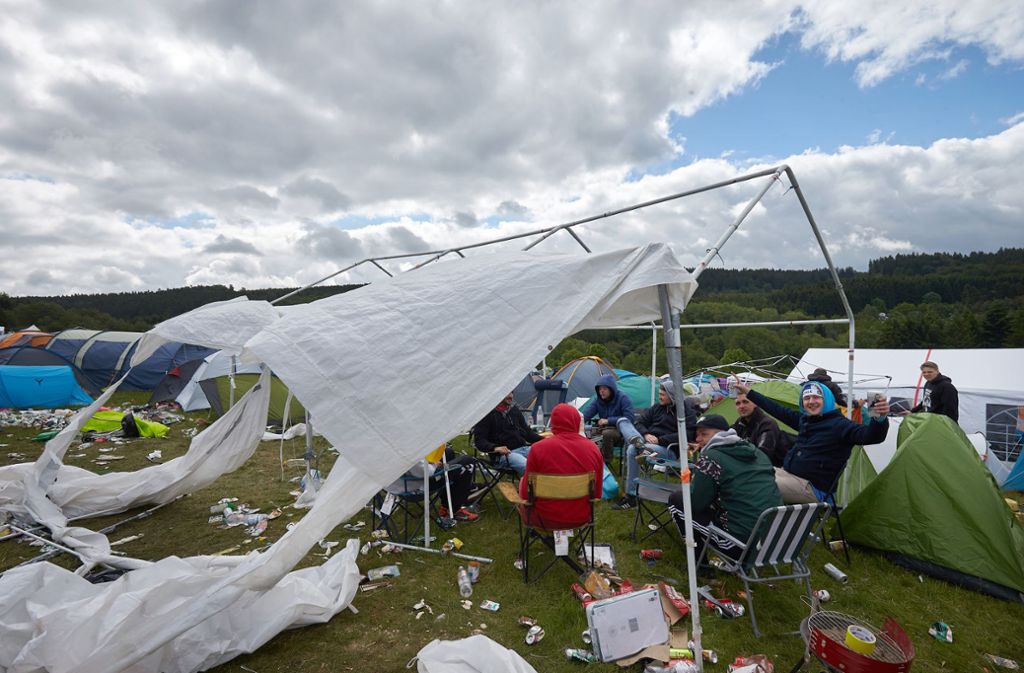 Wer weniger Müll auf Festivals produzieren will, sollte stabile Zelte und Mehrweggeschirr mitbringen.