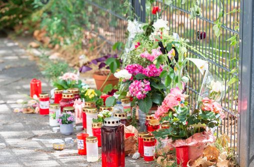 Am Tatort in Düsseldorf legen Menschen Blumen für die erstochene 36-Jährige nieder. Von Ali S. fehlt noch jede Spur. Foto: dpa
