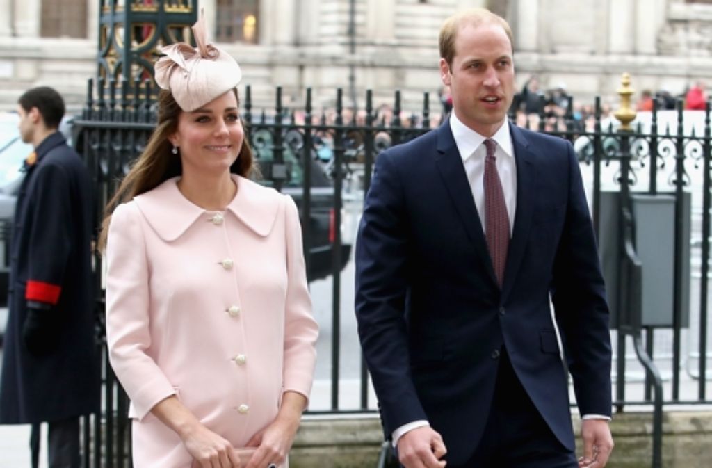 Herzogin Kate und ihr Mann, Prinz William, kommen zusammen zu einem Gottesdienst am jährlichen Commonwealth-Tag. Die schwangere Kate trug Rosa und heizte damit die Spekulationen über das Geschlecht ihres Kindes neu an.