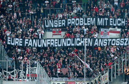 Fans des VfB Stuttgart mit einem Protestplakat gegen die Anstoßzeiten Foto: Baumann