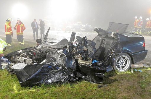 Zwei Autofahrer sind bei einem schweren Unfall auf der Schwäbischen Alb ums Leben gekommen. Vier Begleiter überlebten zum Teil schwer verletzt. Foto: dpa