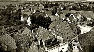 Das alte Oßweil – vom Kirchturm aus in nordwestliche Richtung gesehen. Am Horizont ist Ludwigsburg zu erahnen. Foto: Stadtarchiv