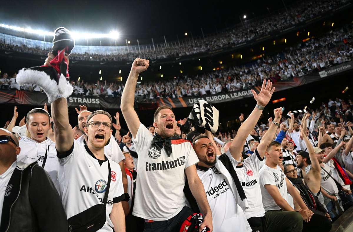 Feiernde Frankfurt-Fans beim Sieg der Eintracht in Barcelona Foto: dpa/Arne Dedert