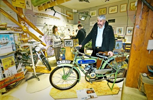 Achim Engels in seinem Museum in Wäschenbeuren – ein Sammelsurium aus Modellbau- und Fahrzeugteilen Foto: Horst Rudel