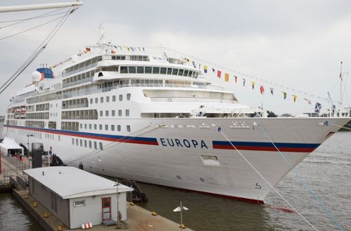 Das Kreuzfahrtschiff MS Europa am Pier der Überseebrücke in Hamburg (Archivbild). Foto: dpa/Georg Wendt