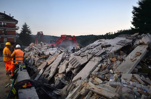 Helfer suchen in den Trümmern in Amatrice nach Überlebenden. Foto: Getty Images Europe