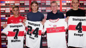 Der VfB-Manager Michael Reschke (Zweiter von rechts) stellt die Neuzugänge Pablo Maffeo, Borna Sosa und Marc-Oliver Kempf (von links) vor. Foto: Baumann