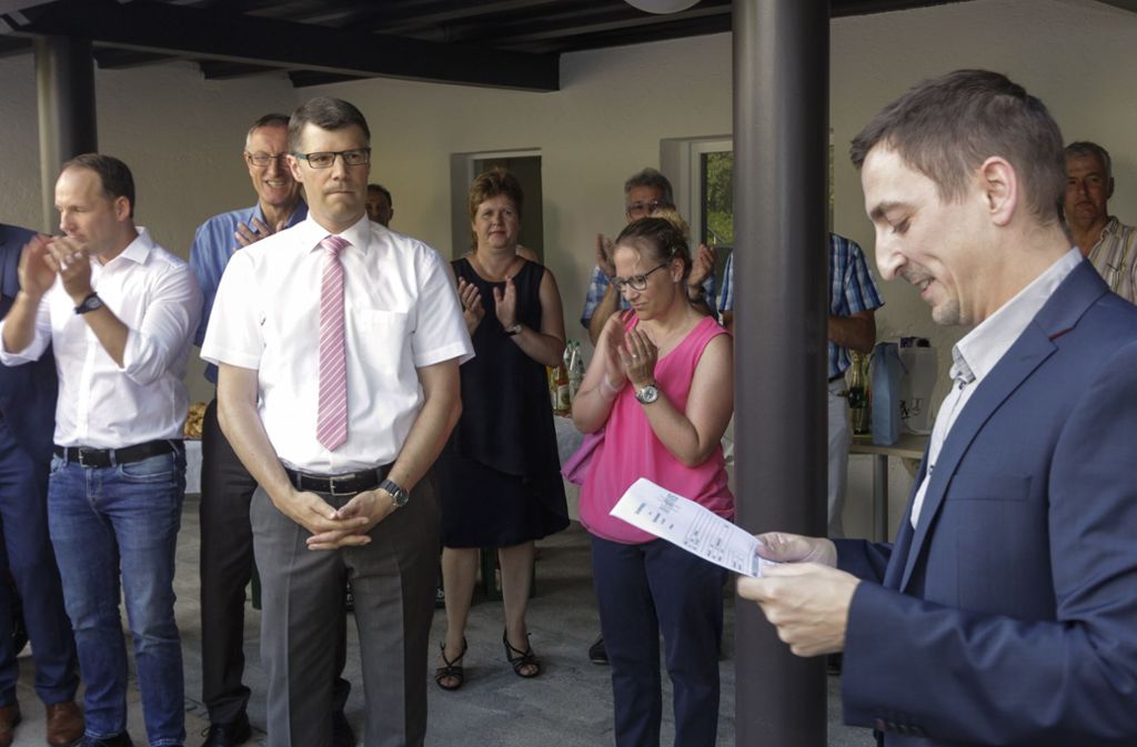 Der Hauptamtsleiter und Vorsitzende des Gemeindewahlausschusses, Christoph Reza (r.), verkündet das Wahlergebnis.