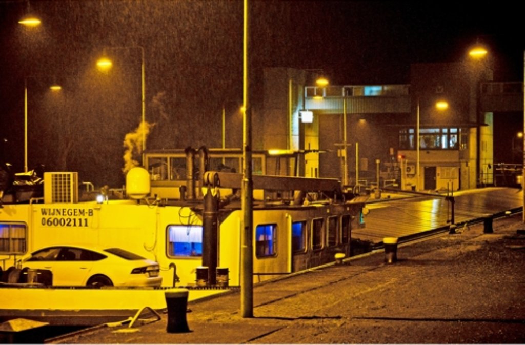 Das Schiff mit der Tunnelbohrmaschine in der Nacht zum Donnerstag an der Neckarschleuse in  Marbach. Foto: Max Kovalenko
