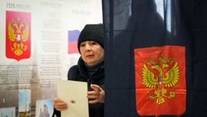Stimmabgabe in einem Wahllokal in St. Petersburg. Foto: Dmitri Lovetsky/AP