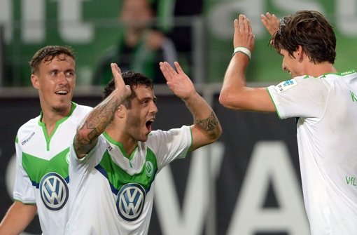 Wolfsburgs Timm Klose (rechts) bejubelt seinen Treffer zum 3:0 gegen FC Schalke 04 mit Max Kruse (links) und Vieirinha. Foto: dpa