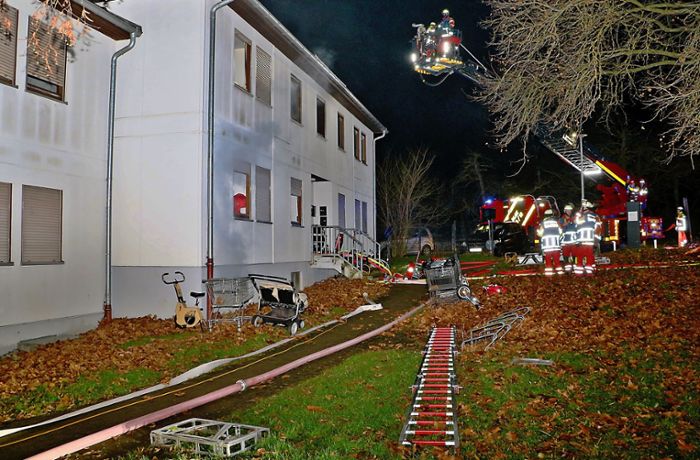 Brand in städtischer Unterkunft in Leonberg: Feuerwehr rettet 17 Menschen aus Gebäude