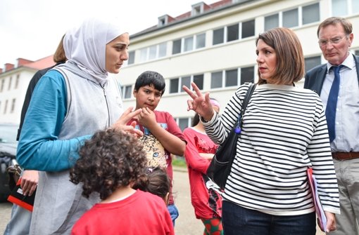 Integrationsministerin Öney forderte bereits 2014 bei einem Besuch in einem Flüchtlingsheim in Heidelberg vom, leer stehenden Wohnraum für die Länder zur Verfügung zu stellen. Foto: dpa