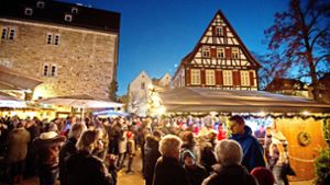 Die historische Kulisse des Weihnachtsmarktes in Kirchheim gibt dem Budendorf  ein besonderes Flair. Foto: Michael Steinert