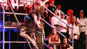 Immer wieder besonders atemberaubende Höhepunkte beim „Peter Pan“-Musical sind die Einlagen der Tänzerinnen und artistischen Turnerinnen. Foto: avanti