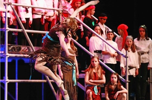 Immer wieder besonders atemberaubende Höhepunkte beim „Peter Pan“-Musical sind die Einlagen der Tänzerinnen und artistischen Turnerinnen. Foto: avanti