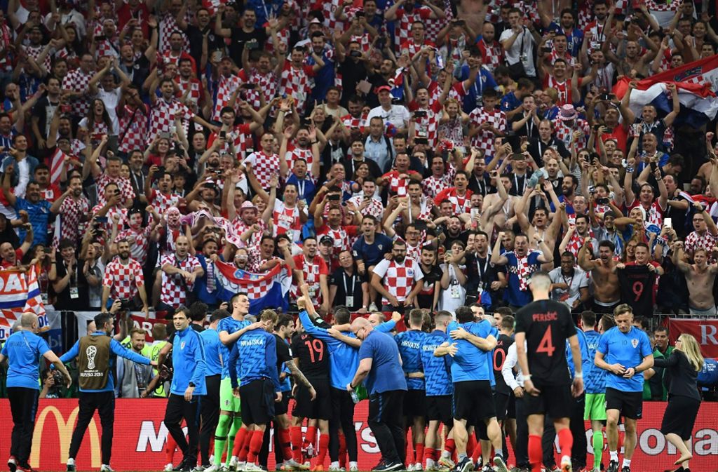 Die kroatische Mannschaft lässt sich nach ihrem Halbfinalsieg von ihren Fans feiern.