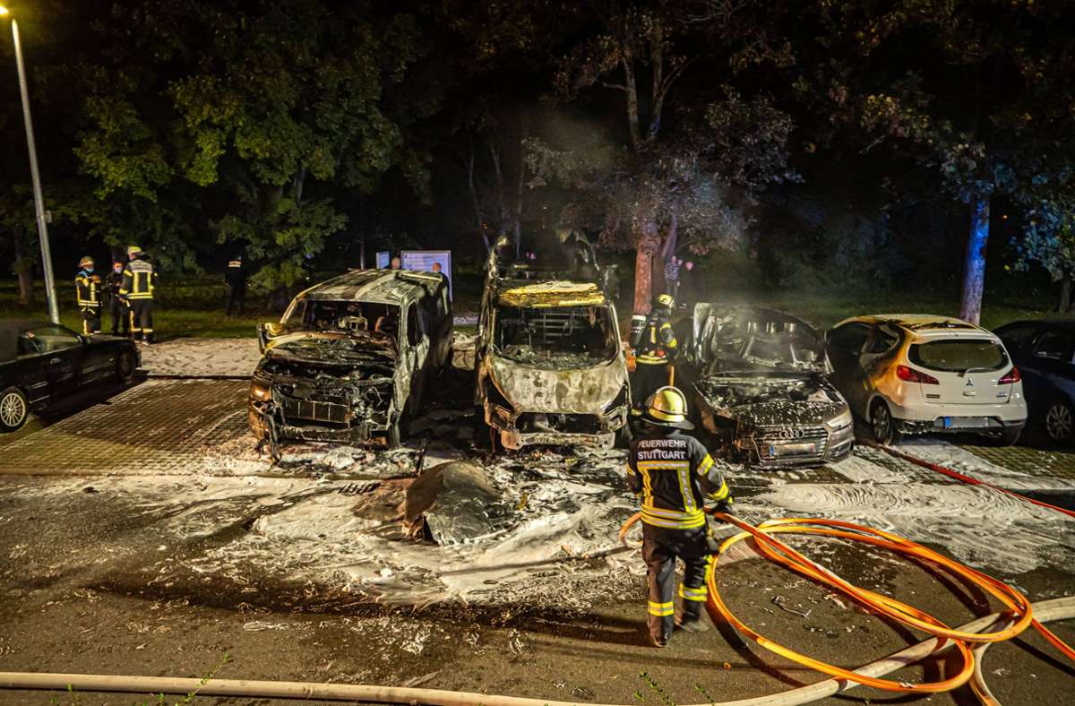 Vier Fahrzeuge werden durch das Feuer komplett zerstört, mindestens ein weiteres beschädigt.