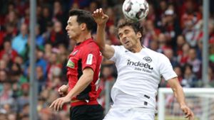 Eintracht Frankfurt muss beim VfB Stuttgart auf Lucas Torro (rechts) verzichten. Foto: Pressefoto Baumann