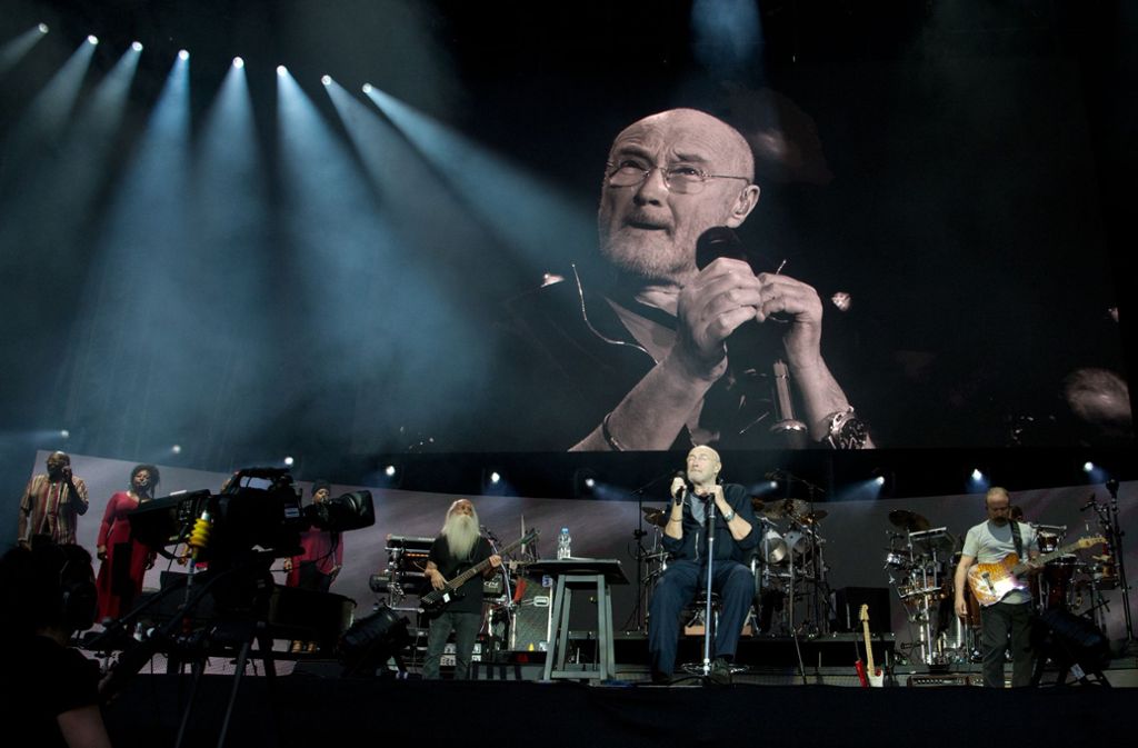 Phil Collins bei seinem Auftritt im Stuttgarter Stadion. Foto: Oliver Willikonsky