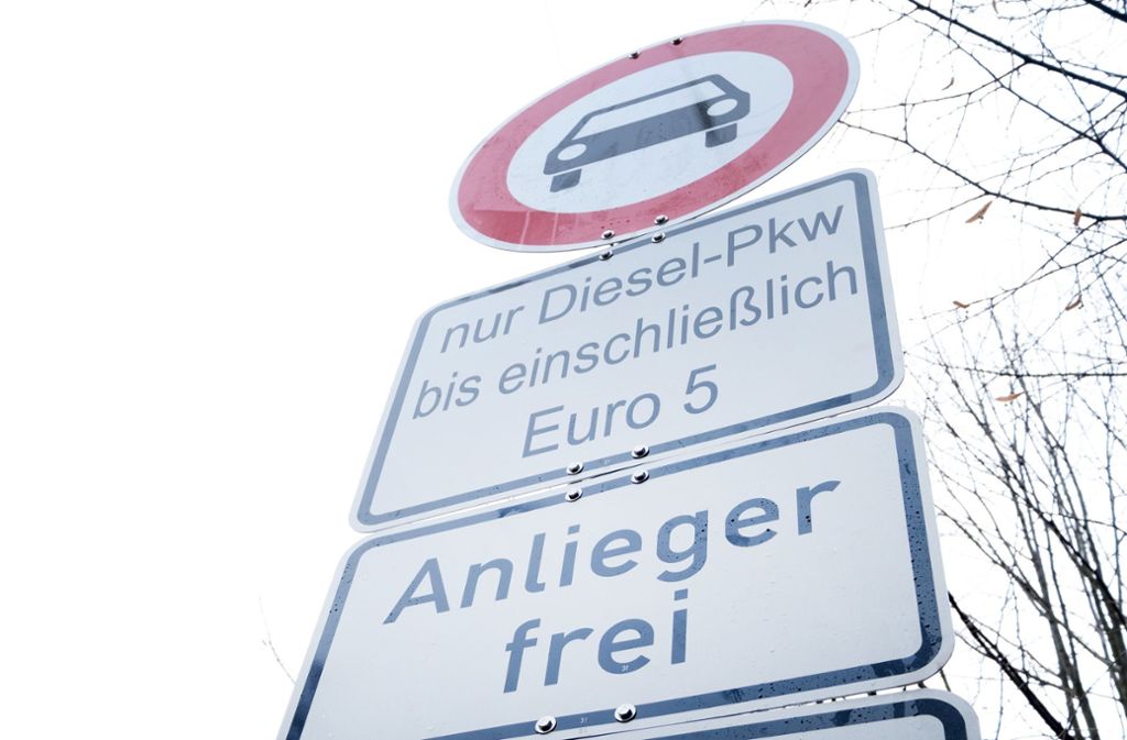 Bald wird es in Stuttgart neue Schilder für das erweiterte Dieselfahrverbot geben. Die Stadt stellt sie auf Weisung des Regierungspräsidiums auf. Womöglich werden sie aber dann abgehängt. Foto: dpa/Bernd Weissbrod