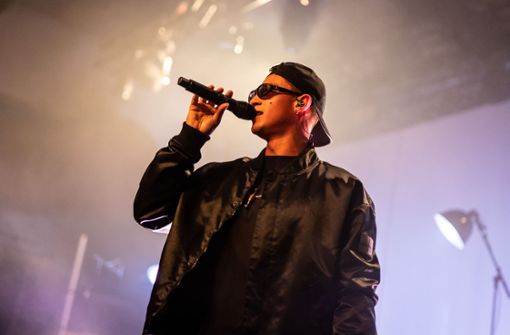 Sonnenbrille und Lederjacke: Popstar Emilio feiert am Freitagabend im Wizemann. Foto: Lichtgut/Christoph Schmidt