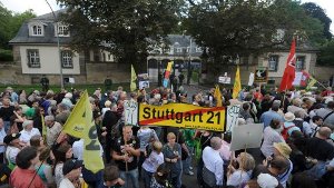Rund 1500 Demonstranten protestierten vor der Villa Reitzenstein gegen Stuttgart 21. Foto: dpa