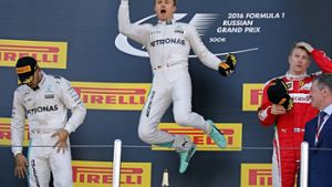 Einer jubelt und zwei halten sich emotional ziemlich zurück: Nico Rosberg (M.) feiert in Sotschi, Lewis Hamilton (li.) und Kimi Räikkönen sind bloß Randerscheinungen Foto: dpa