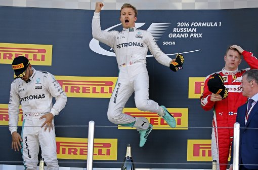Einer jubelt und zwei halten sich emotional ziemlich zurück: Nico Rosberg (M.) feiert in Sotschi, Lewis Hamilton (li.) und Kimi Räikkönen sind bloß Randerscheinungen Foto: dpa