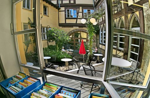 Den Innenhof in der Bücherei wird es in Zukunft so nicht mehr geben – selbst wenn die Bücherei im Bebenhäuser Pfleghof bleibt. Foto: Horst Rudel