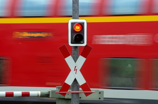 Ein Regionalexpress erfasste am Dienstag am Oberboihinger Bahnhof einen jungen Mann. Foto: dpa/Symbolbild