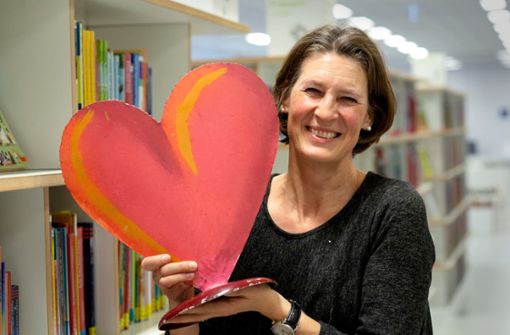 Bettina Kaiser zeigt Herz: auch für die Ehrenamtlichen im Verein. Foto: Lichtgut/Leif Piechowski