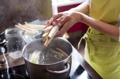 Spargel kochen auf einfache Art. Alle Schritte zum Kochen von Spargel mit Kochzeiten und Rezeptvorschlägen im Überblick.