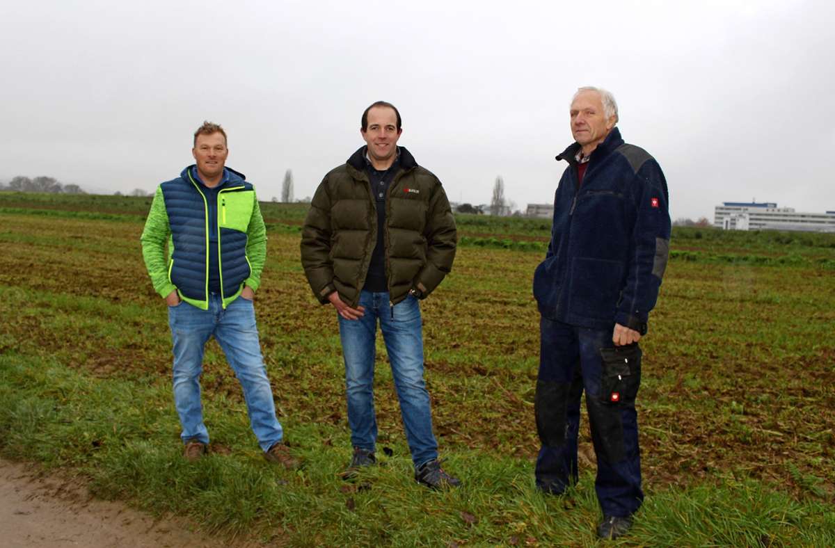 Die Böden auf der Filderebene haben eine besonders hohe Güte. Die Landwirte Thomas Raff, Frank Handte und Ernst Schumacher (von links) pochen auf mehr Schutz. Foto: Caroline Holowiecki