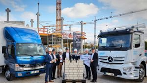 Auch Oberbürgermeister Frank Nopper (l.) legte Hand an. Foto: Daimler Truck AG