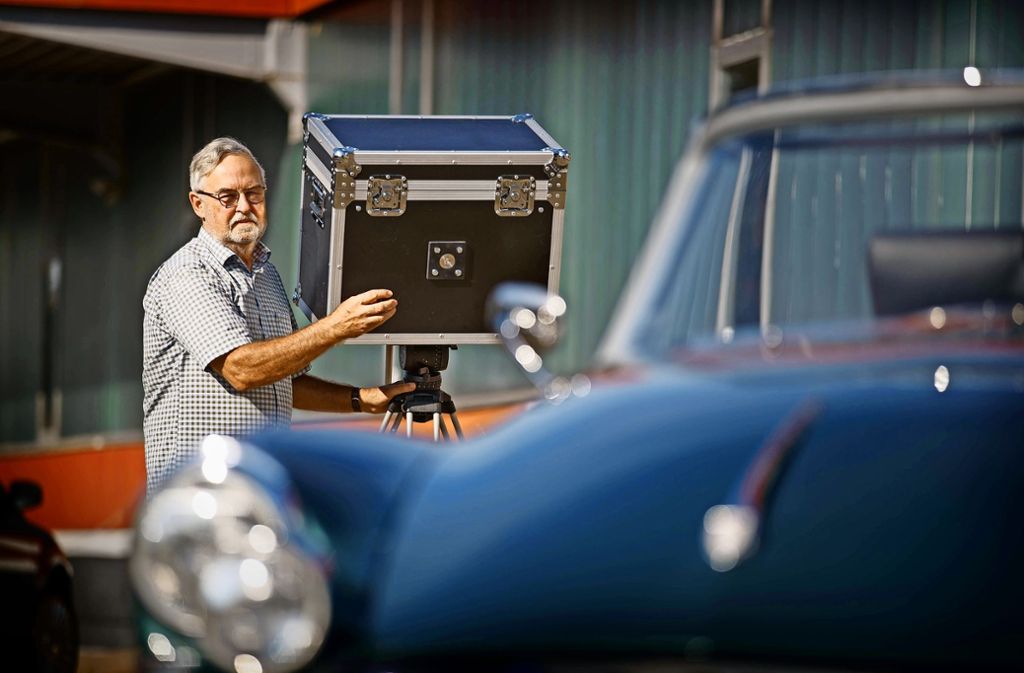 Alexander Riffler lichtet mit einer selbst gebauten Camera obscura  ein Cabriolet  Citroen DS ab. Foto: Gottfried Stoppel
