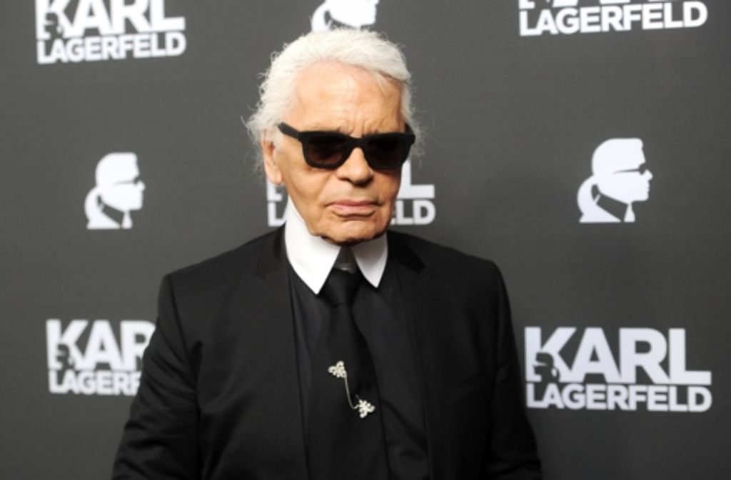 So kennt man ihn: Schwarze Sonnenbrille, weißes gepudertes Haar, Mozartzopf und Stehkragen. An diesem Donnerstag wird Karl Lagerfeld 80. Mutmaßlich.
