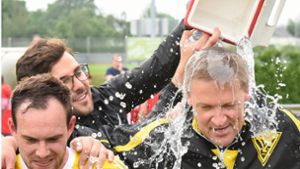 Freude und Erleichterung  nach dem Happyend –  welches für den Trainer Martin Kittelberger eine Dusche beinhaltete. Foto: Günter  Bergmann