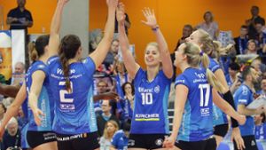 Die Arme hoch – Stuttgarts Spielerinnen feiern den ersten Sieg in den Play-offs. Foto: Baumann